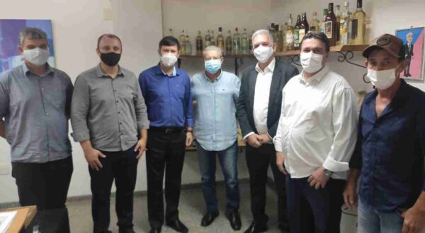 Lastênio Cardoso participou da entrega de caminhão para a Associação de Ibituba