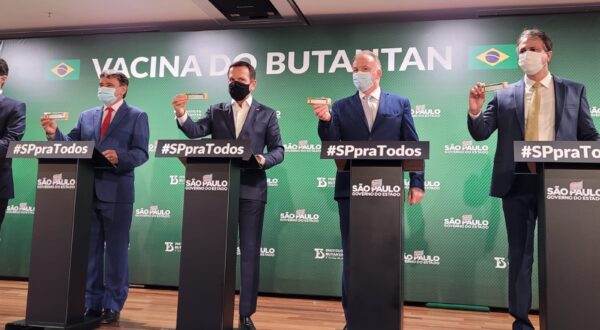 Ato simbólico marca entrega de mais doses da CoronaVac adquiridas pelo Governo do ES