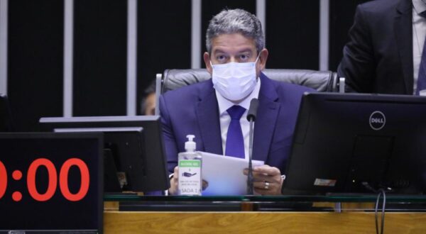 Lira anuncia que a Câmara retornará às atividades presenciais no dia 18