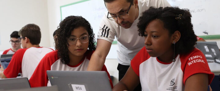 Servidores da Educação do Estado terão bônus extra de R$ 2,5 mil em dezembro