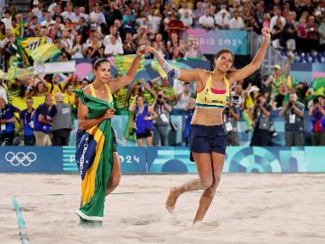 Duda e Ana Patrícia derrotam canadenses e são ouro no vôlei de praia