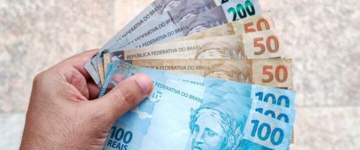 Orçamento de 2025 prevê salário mínimo de R$ 1.509