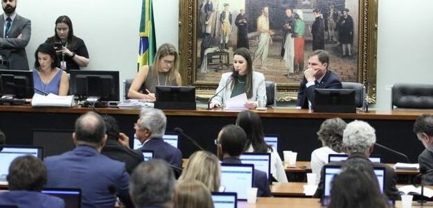 Sob protestos, CCJ da Câmara aprova PEC que proíbe aborto legal