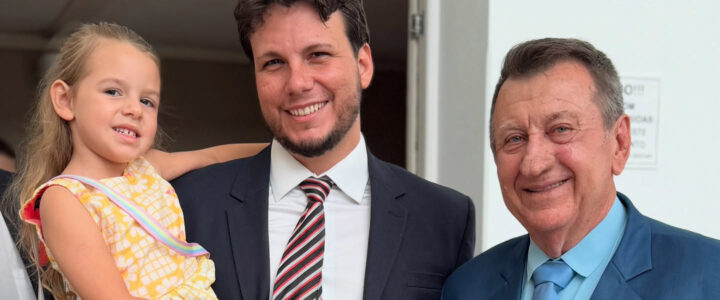 Prefeitos e vereadores tomam posse neste primeiro dia do ano Prefeitos e vereadores tomam posse neste primeiro dia do ano