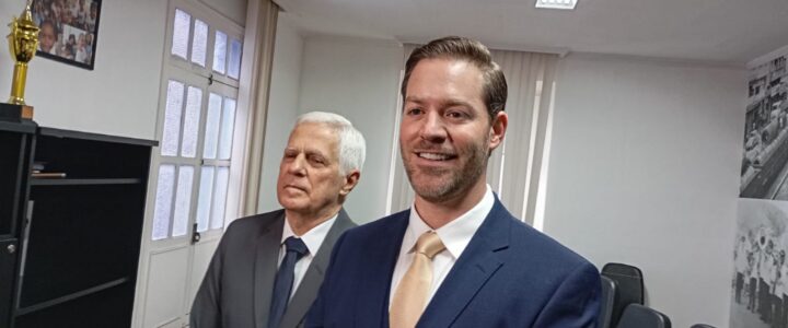 Renzo Vasconcelos tomou posse na Câmara de Vereadores com plenário lotado