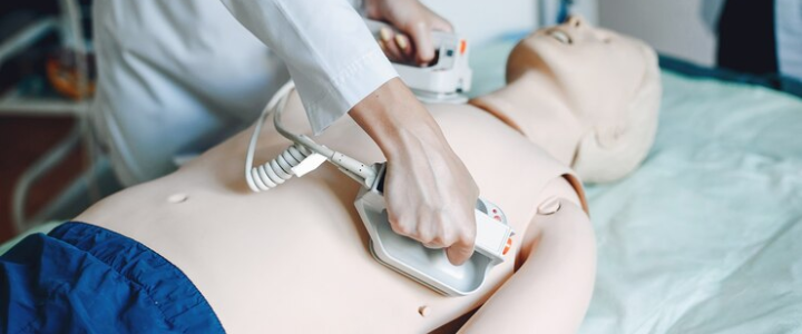 DEA ou Desfibrilador Padrão: Diferença e Impacto no Atendimento de Emergência