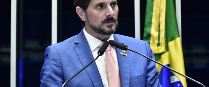 Senador Marcos do Val é levado para colocar tornozeleira eletrônica