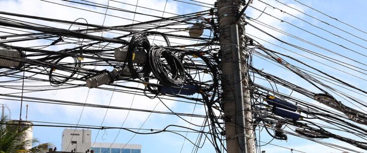 Deputado do ES quer solução para acabar com emaranhado de fios