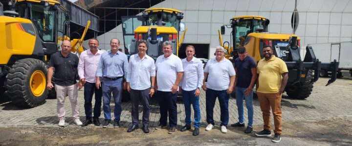 Governo do ES entrega de máquinas e equipamentos para 30 municípios capixabas