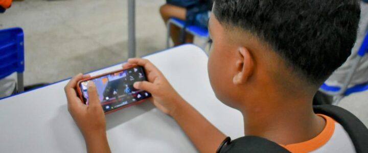 Prefeitura segue a lei e vai restringir o uso de celulares nas escolas municipais de Colatina Prefeitura segue a lei e vai restringir o uso de celulares nas escolas municipais de Colatina