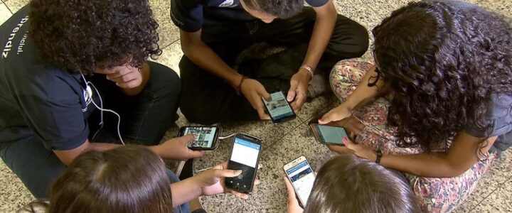 Restrição ao uso do celular nas escolas já está valendo Restrição ao uso do celular nas escolas já está valendo