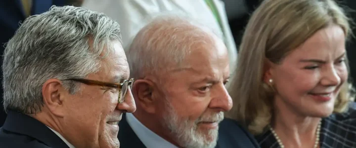 Gleisi Hoffmann cita isenção do IR como prioridade da agenda política