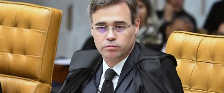 Ministro André Mendonça vota para impedir Moraes e Dino em julgamento de Bolsonaro