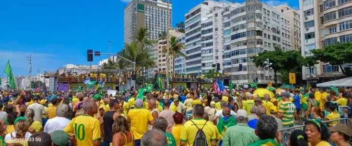 Em ato no Rio de Janeiro, Bolsonaro afirma que não fugirá do país