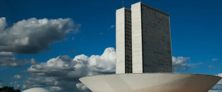 Câmara cita “convulsão” e pede que STF adie 7 perdas de mandato