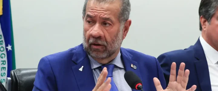 Ministro Lupi diz que sempre foi contra descontos em benefícios previdenciários