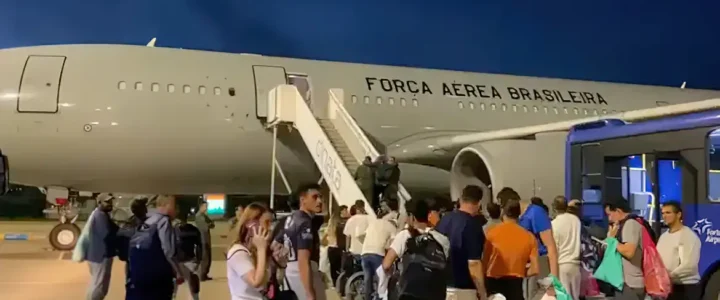 Avião com 96 brasileiros deportados dos EUA chega ao Brasil
