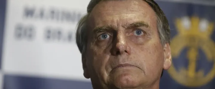 Bolsonaro passa por cirurgia para desobstruir intestino e reconstruir parede abdominal, diz hospital