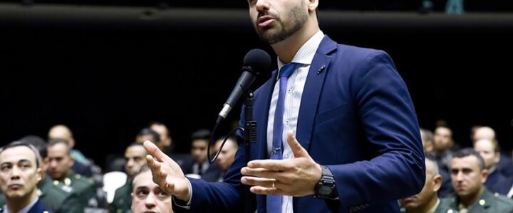 PGR quer investigar atuação de Eduardo Bolsonaro contra autoridades