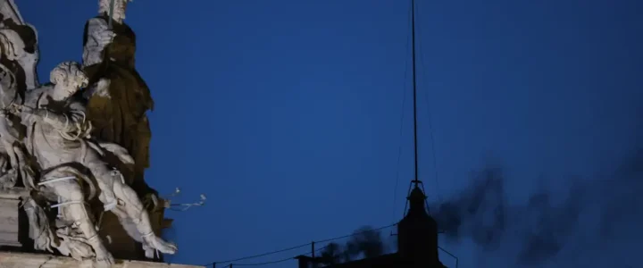 Fumaça preta: cardeais ainda não escolheram papa