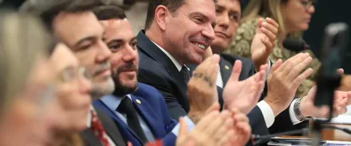 Câmara suspende ação penal contra Ramagem por atos do 8 de janeiro