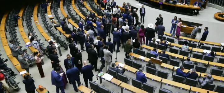 Projeto pode permitir que parlamentar acumule aposentadoria e salário