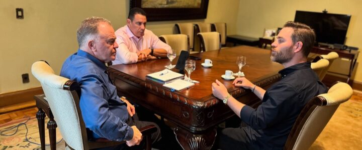 Governador Renato Casagrande recebe Renzo Vasconcelos e o deputado Da Vitória
