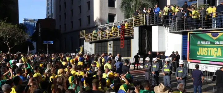Ato em SP reúne apoiadores de Bolsonaro contra julgamento no STF
