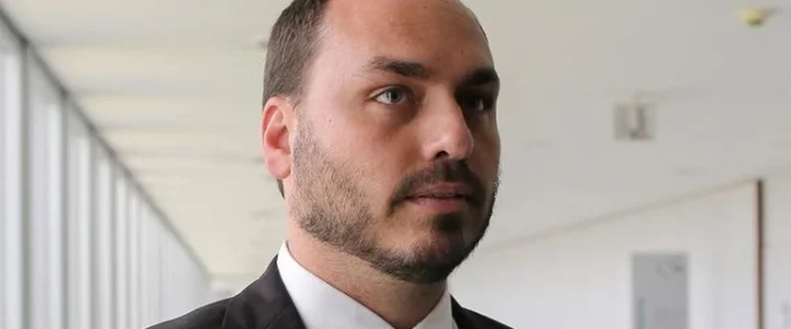 Carlos Bolsonaro pode ser candidato ao Senado pelo ES ou SC