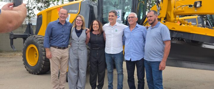 Governo do ES entrega 52 máquinas e equipamentos para fortalecer a agricultura e melhorar estradas rurais