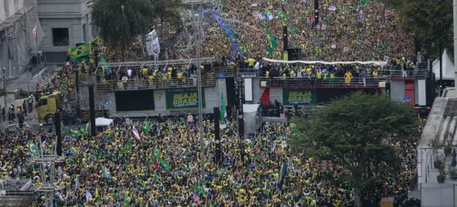 Ato pró-Bolsonaro une governadores e parlamentares de direita em SP