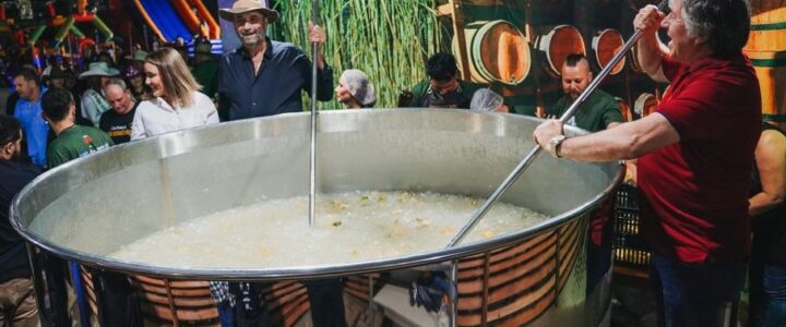 Super caipirinha: Festival da Cachaça se consolida ao fazer o maior drink com a bebida no ES
