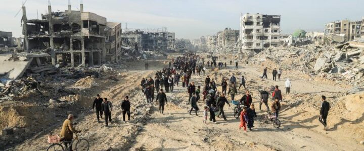 Israel começa a libertar presos palestinos; multidão se reúne