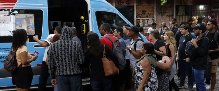 Moradores retiram cerca de 60 corpos em área de mata após operação