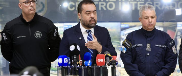 Governo do Rio realiza maior operação policial da história e apreende quase 100 fuzis em um único dia nos complexos do Alemão e da Penha