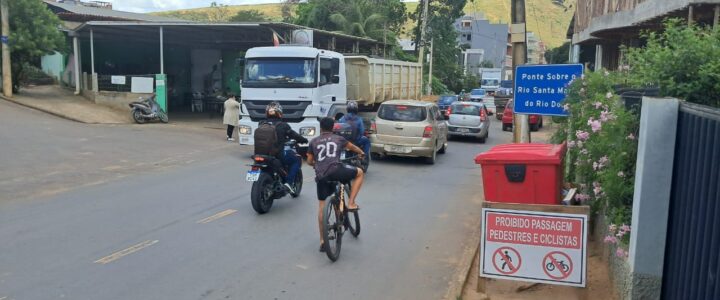 Congestionamento e falta de sinalização nas vias de São Roque do Canaã  irritam motoristas