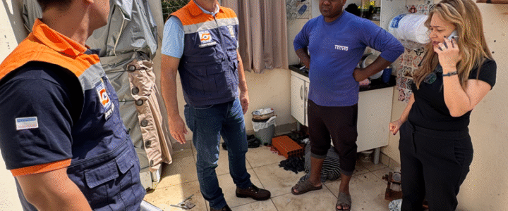 Famílias atingidas pela chuva em Colatina recebem telhas, colchões e enxoval emergencial