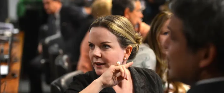 Gleise Hoffmann culpa Selic pela dívida pública e não as despesas do governo