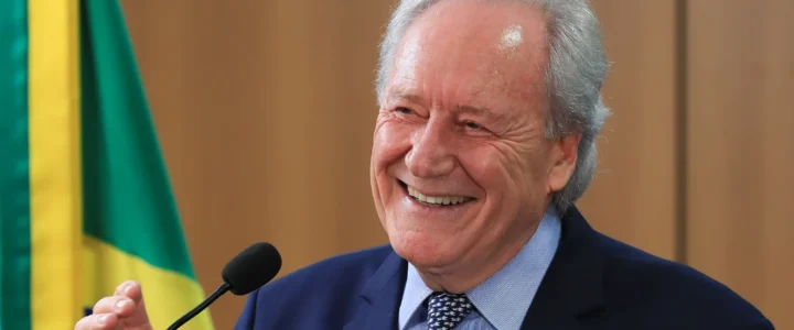 Lewandowski entrega carta de demissão do Ministério da Justiça