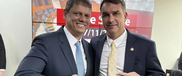 Flávio Bolsonaro fala em “Projeto Brasil” e reforça alinhamento com Tarcísio de Freitas em SP