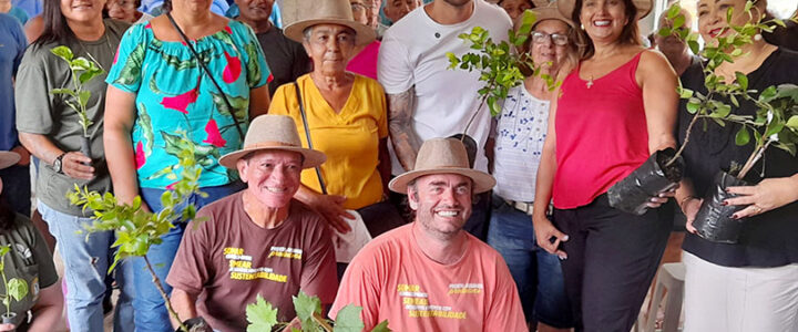 Arranjos Produtivos entrega mais de 19 mil mudas a produtores em Itapemirim