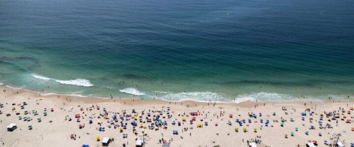 Todo Mundo no Rio: Shakira traz turnê mundial para as areias de Copacabana