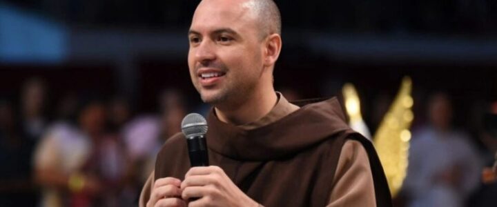 Frei Gilson presenteia Dom José com edição especial da Bíblia comentada pelos Padres da Igreja