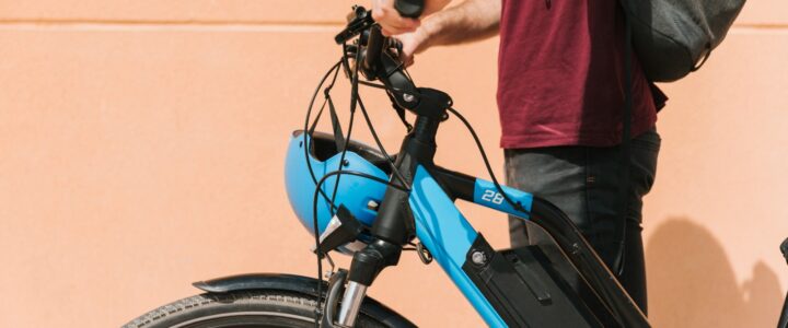 Câmara de Vitória aprova projeto que cria regras para bicicletas elétricas e patinetes