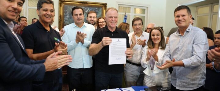 Governo do ES assina Projeto de Lei que concede benefícios fiscais ao setor de confecção Governo do ES assina Projeto de Lei que concede benefícios fiscais ao setor de confecção