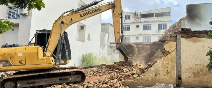 Defesa Civil de Colatina realiza demolição de casarão com risco iminente