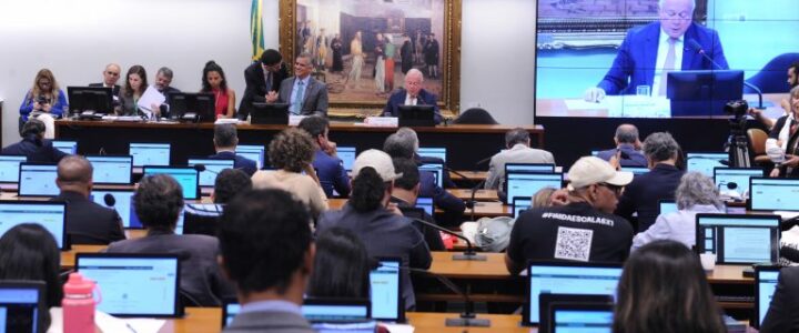 Fim da escala de trabalho 6×1; votação das propostas na comissão é adiada