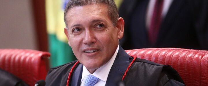 Ministro Nunes Marques convida Jair Bolsonaro para sua posse no TSE