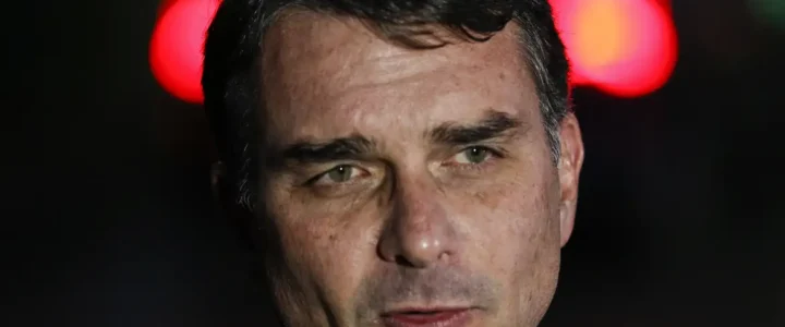 Flávio Bolsonaro sugere pagamento por hora em alternativa à escala 6×1