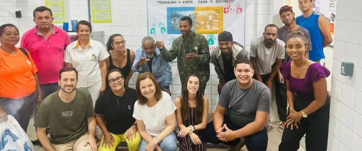 Assistência Social e ASCCOR realizam ação sobre coleta seletiva e geração de renda em Colatina